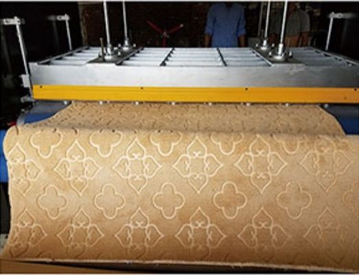 Machine automatique d'emboutissage de tapis stratifiés en éponge avec coupe 2 en 1 facile à utiliser